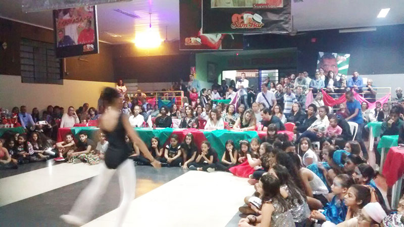Jovens durante apresentação no 3º Show de Talentos (foto: divulgação)